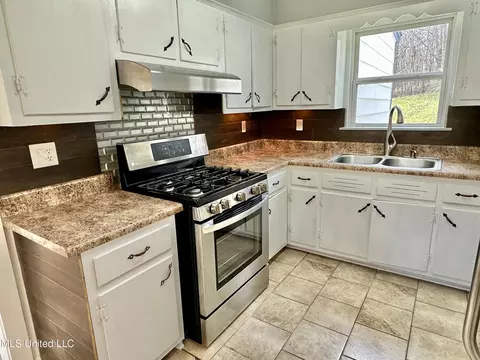 Kitchen - 5559 Mccracken Rd, Hernando, MS 38632 photo 3 of 4