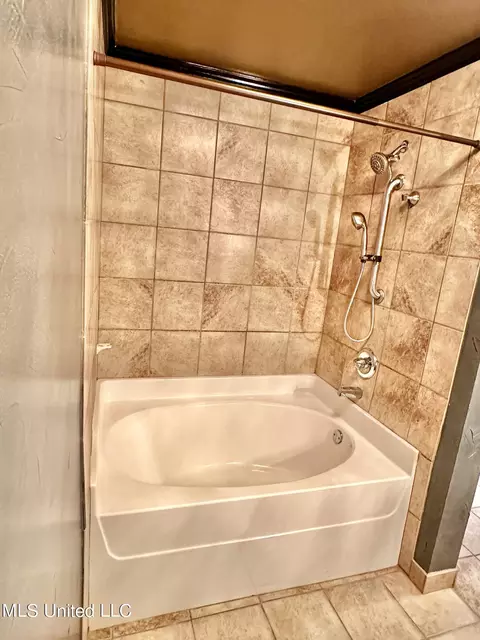 Bath - 5559 Mccracken Rd, Hernando, MS 38632 photo 3 of 4