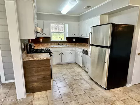 Kitchen - 5559 Mccracken Rd, Hernando, MS 38632 photo 2 of 4