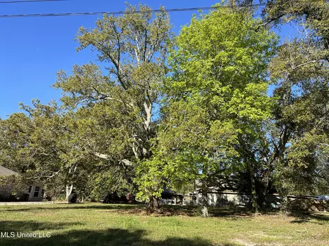 127 Elva Dr, Pass Christian, MS 39571