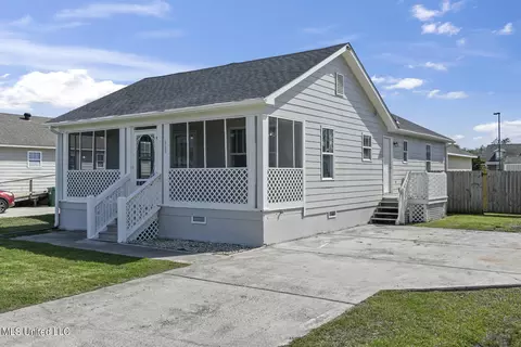 668 Union St, Bay Saint Louis, MS 39520