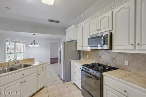 Kitchen - 259 Cherry Bark Dr, Brandon, MS 39047 photo 2 of 3