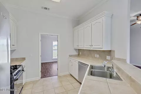 Kitchen - 259 Cherry Bark Dr, Brandon, MS 39047 photo 1 of 3