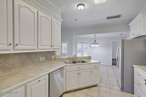 Kitchen - 259 Cherry Bark Dr, Brandon, MS 39047 photo 3 of 3