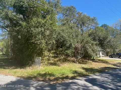 8724 Barnacle Blvd, Ocean Springs, MS 39564