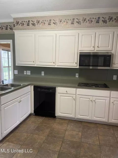 Kitchen - 400 Devonport Cir, Raymond, MS 39154 photo 3 of 4