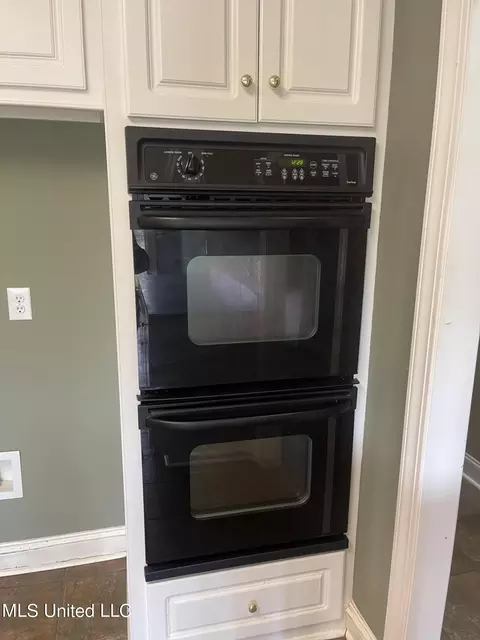 Kitchen - 400 Devonport Cir, Raymond, MS 39154 photo 4 of 4