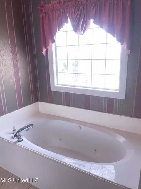 Bath - 400 Devonport Cir, Raymond, MS 39154 photo 2 of 2