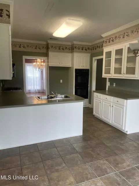 Kitchen - 400 Devonport Cir, Raymond, MS 39154 photo 1 of 4