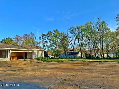 Exterior - 861 Mccluer Rd, Jackson, MS 39212 photo 9 of 11