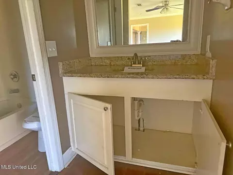 Bath - 861 Mccluer Rd, Jackson, MS 39212 photo 1 of 5