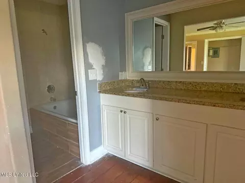 Bath - 861 Mccluer Rd, Jackson, MS 39212 photo 2 of 5