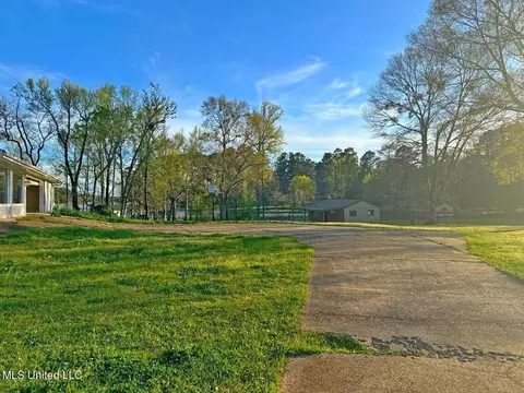 Exterior - 861 Mccluer Rd, Jackson, MS 39212 photo 3 of 11