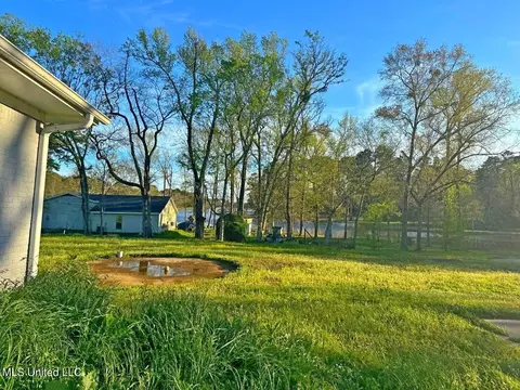 Exterior - 861 Mccluer Rd, Jackson, MS 39212 photo 6 of 11