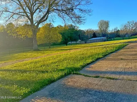 Exterior - 861 Mccluer Rd, Jackson, MS 39212 photo 7 of 11