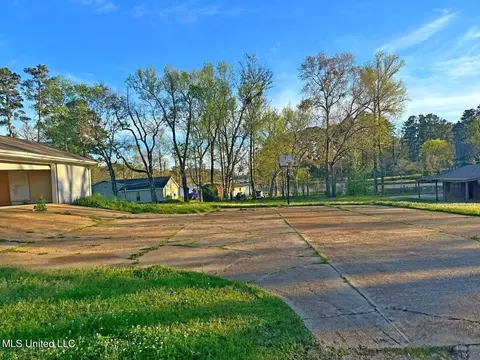 Exterior - 861 Mccluer Rd, Jackson, MS 39212 photo 4 of 11