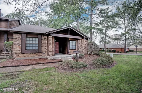 27 W Cascades Cir, Clinton, MS 39056