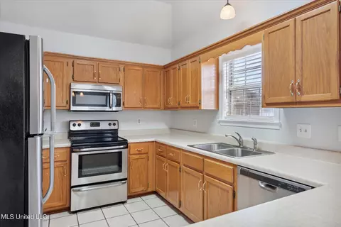 Kitchen - 1310 N Big Ben, Hernando, MS 38632 photo 3 of 5