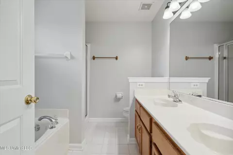 Bath - 1310 N Big Ben, Hernando, MS 38632 photo 1 of 2