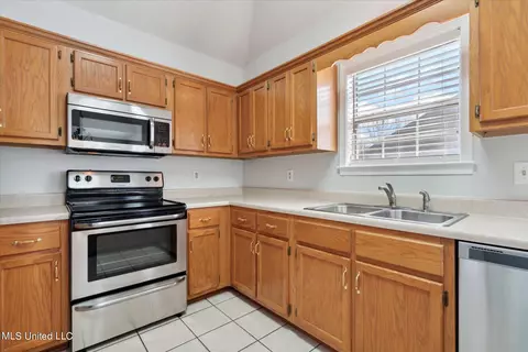 Kitchen - 1310 N Big Ben, Hernando, MS 38632 photo 4 of 5