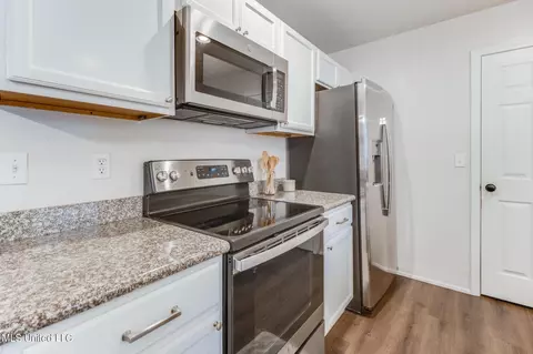 Kitchen - 9510 Kolo Ct, Diamondhead, MS 39525 photo 2 of 2