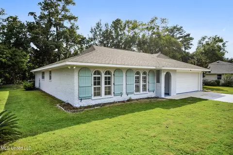 510 Sunset Dr, Bay Saint Louis, MS 39520