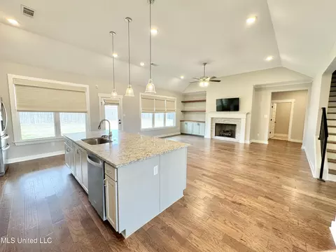 Kitchen - 240 Natchez Lp, Hernando, MS 38632 photo 3 of 3