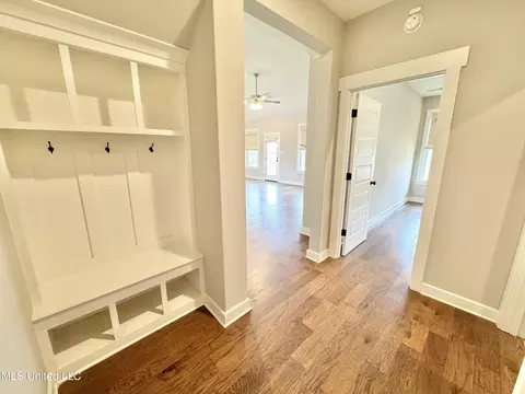 Entry Way - 240 Natchez Lp, Hernando, MS 38632 photo 1 of 2