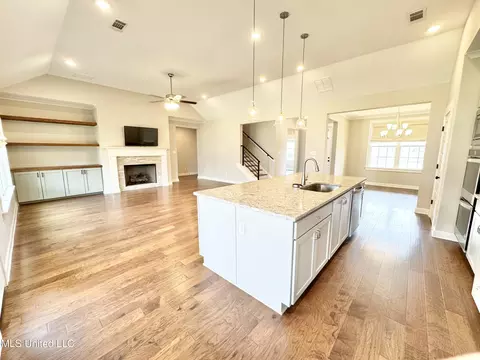 Kitchen - 240 Natchez Lp, Hernando, MS 38632 photo 2 of 3