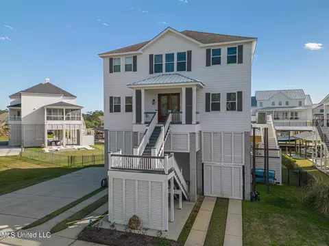 207 Baywood Dr, Pass Christian, MS 39571