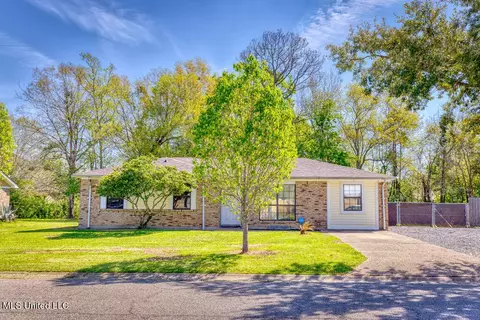 912 Sycamore Dr, Gulfport, MS 39503