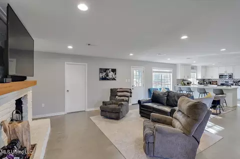 Living - 315 Stonegate Dr, Clinton, MS 39056 photo 1 of 6