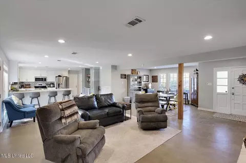 Living - 315 Stonegate Dr, Clinton, MS 39056 photo 4 of 6