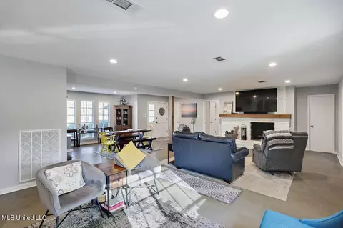 Living - 315 Stonegate Dr, Clinton, MS 39056 photo 5 of 6