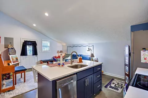Kitchen - 315 Stonegate Dr, Clinton, MS 39056 photo 9 of 10