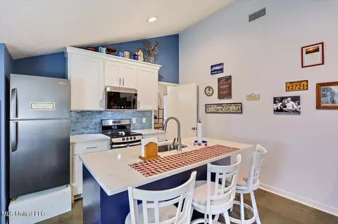 Kitchen - 315 Stonegate Dr, Clinton, MS 39056 photo 8 of 10