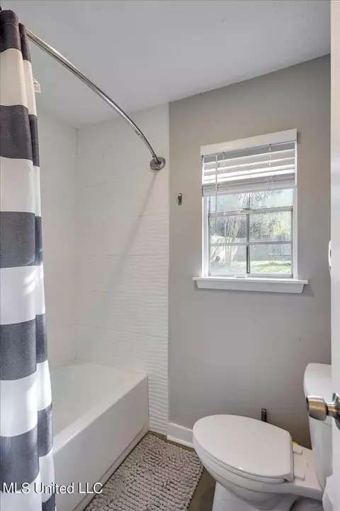 Bath - 315 Stonegate Dr, Clinton, MS 39056 photo 3 of 5