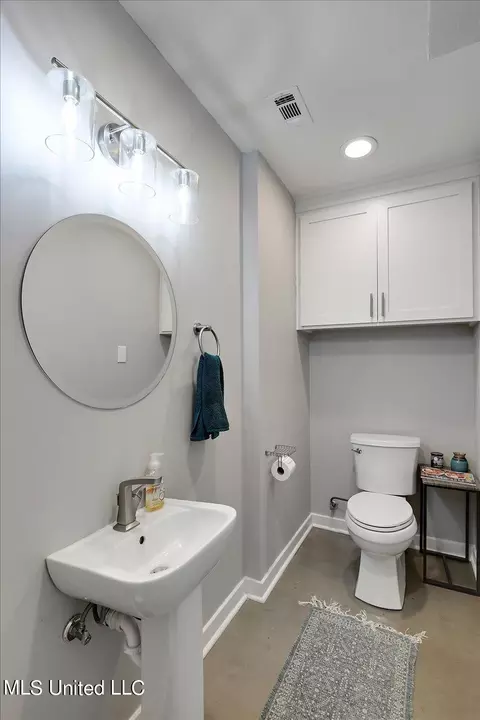 Bath - 315 Stonegate Dr, Clinton, MS 39056 photo 1 of 5