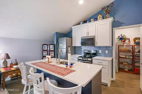 Kitchen - 315 Stonegate Dr, Clinton, MS 39056 photo 7 of 10
