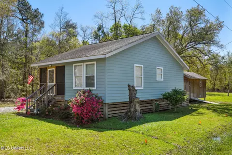 9042 Ave B Ave, Bay Saint Louis, MS 39520
