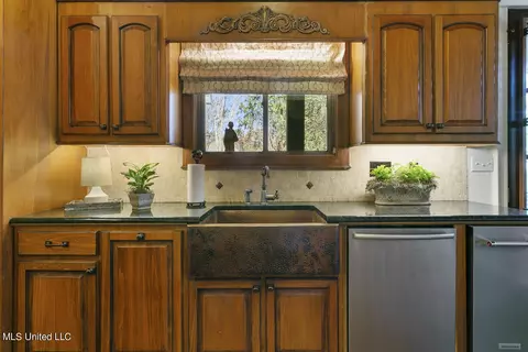 Kitchen - 205 Covenant Xing, Flowood, MS 39232 photo 2 of 5