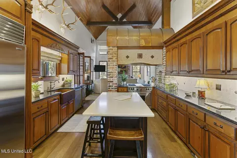 Kitchen - 205 Covenant Xing, Flowood, MS 39232 photo 4 of 5