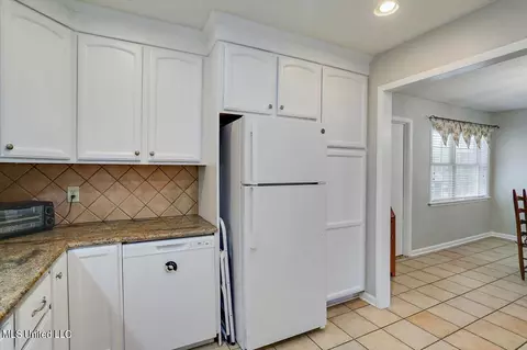 Kitchen - 233 Stonecastle Dr, Brandon, MS 39047 photo 3 of 4