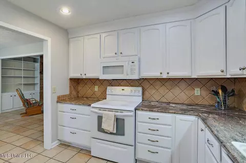 Kitchen - 233 Stonecastle Dr, Brandon, MS 39047 photo 2 of 4