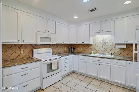 Kitchen - 233 Stonecastle Dr, Brandon, MS 39047 photo 4 of 4