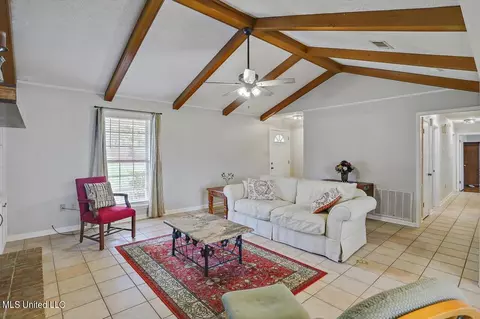 Living - 233 Stonecastle Dr, Brandon, MS 39047 photo 2 of 6