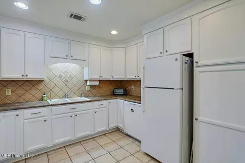 Kitchen - 233 Stonecastle Dr, Brandon, MS 39047 photo 1 of 4