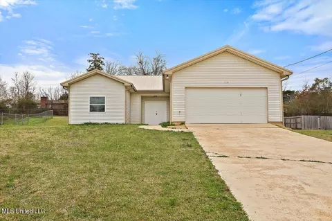 110 W W Lake Dr, Clinton, MS 39056