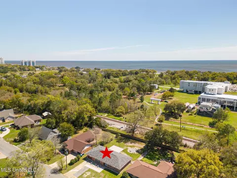 2416 Collins Blvd, Gulfport, MS 39507