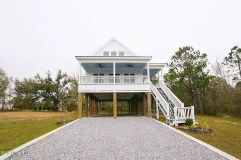 112 Grosvenor Pl, Waveland, MS 39576